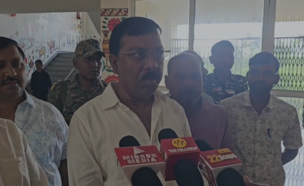 Hazaribagh : माइनिंग क्षेत्र के सरकारी स्कूलों की बदहाली पर सरकार गंभीर, डीसी की अध्यक्षता में हाईलेबल बैठक... Hazaribagh : बैठक से पहले विधायक रोशन लाल