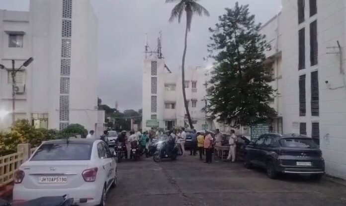 Dhanbad : सीबीआई ने बीसीसीएल क्लर्क और सीएमपीएफ के सेक्शन क्लर्क को 20 हजार रिश्वत लेते रंगे हाथ दबोचा