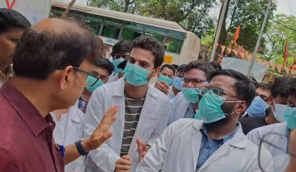 Palamu : MMCH के बाहर छात्रों का उग्र-प्रदर्शन, प्रिंसिपल पर उत्पीड़न का गंभीर आरोप... Palamu : प्रबंधन के समक्ष बात रखते छात्र