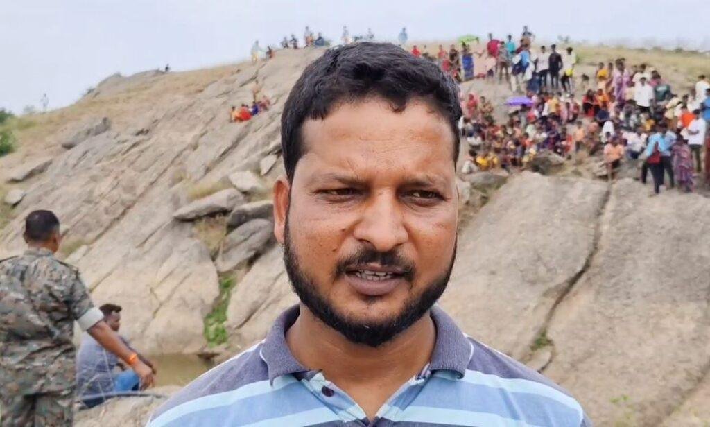 Giridih : डैम में अज्ञात युवती का तैरता हुआ शव मिलने से सनसनी, पुलिस जांच में जुटी... Giridih : मामले की जानकारी देते ग्रामीण