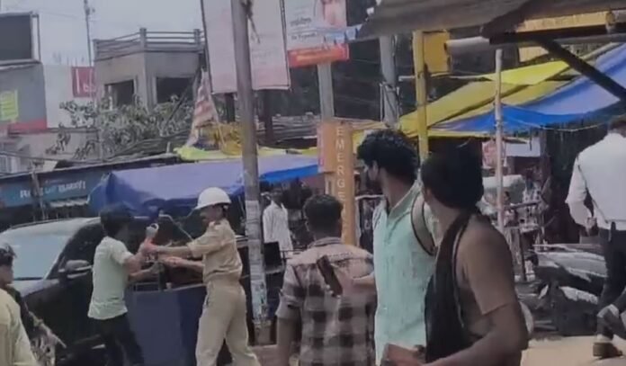 Ranchi : पुलिसकर्मी पर ऑटो चालकों का खूनी हमला! ईंट से मारकर घायल किया, वीडियो वायरल...
