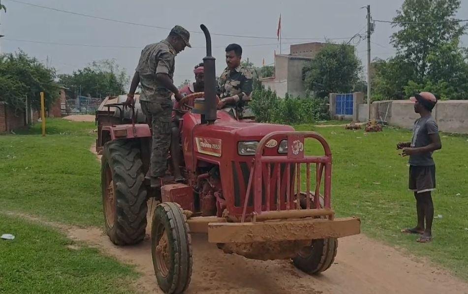 Jamtara Crime : मचा हड़कंप: अवैध बालू का काला कारोबार पर प्रशासन की बड़ी कार्रवाई, तीन ट्रैक्टर सहित... Jamtara Crime : तीन ट्रैक्टर जब्त