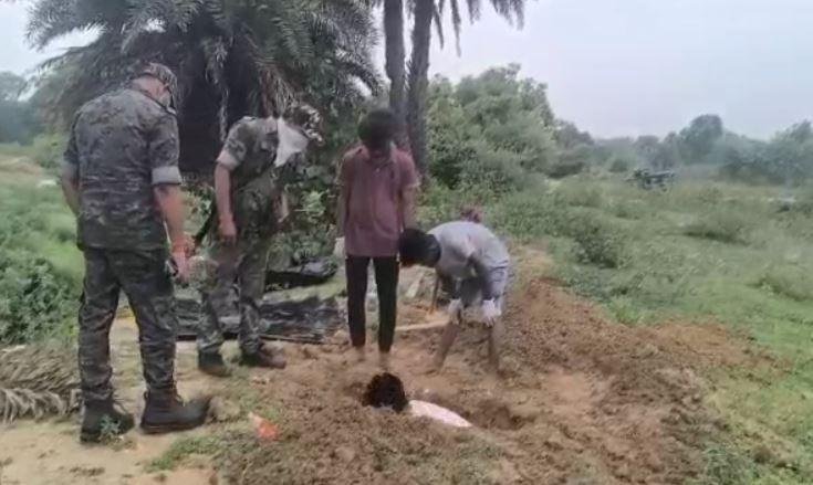 Koderma : मच गई सनसनी: कब्र खोदकर निकाला गया बच्चे का शव, अब जांच में जुटी पुलिस... Koderma : मजिस्ट्रेट के सामने शव को निकाला गया बाहर