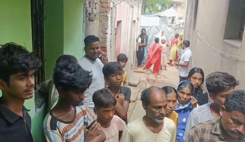 Dhanbad : घटना के बाद जुटी लोगों की भीड़