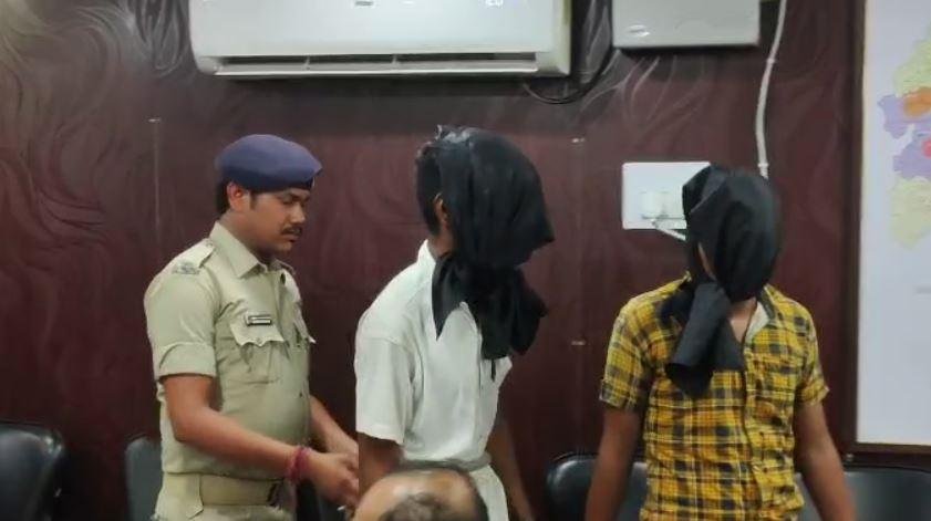 Bokaro : लिफ्ट देने के नाम पर ठगी करने वाले चार आरोपी गिरफ्तार, सनसनीखेज खुलासा... Bokaro : लिफ्ट देने के नाम पर बाइक पर बिठाया