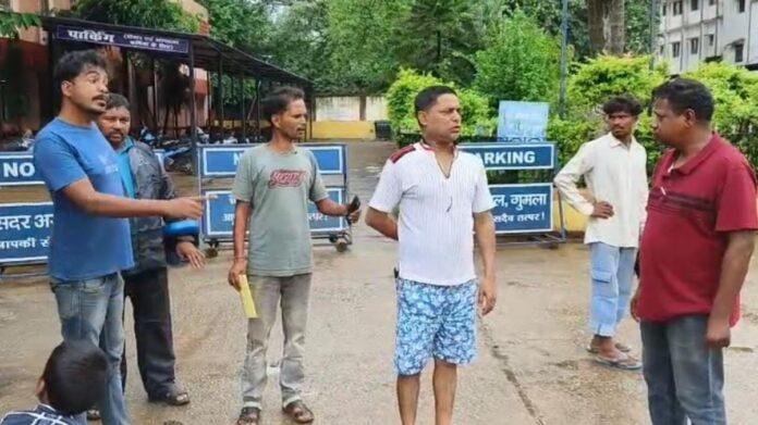 Gumla : सदर अस्पताल में ढाई साल की बच्ची की मौत पर परिजनों का हंगामा, इलाज में लापरवाही का आरोप...