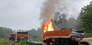 Ramgarh : दो ट्रकों में भीषण टक्कर के बाद भड़का आग का शोला, जिंदा जला चालक...