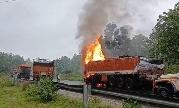 Ramgarh : दो ट्रकों में भीषण टक्कर के बाद भड़का आग का शोला, जिंदा जला चालक...