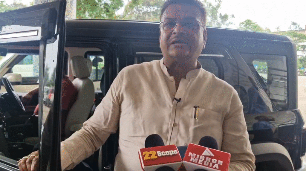 Hazaribagh : माइनिंग क्षेत्र के सरकारी स्कूलों की बदहाली पर सरकार गंभीर, डीसी की अध्यक्षता में हाईलेबल बैठक... Hazaribagh : जानकारी देते सांसद मनीष जायसवाल