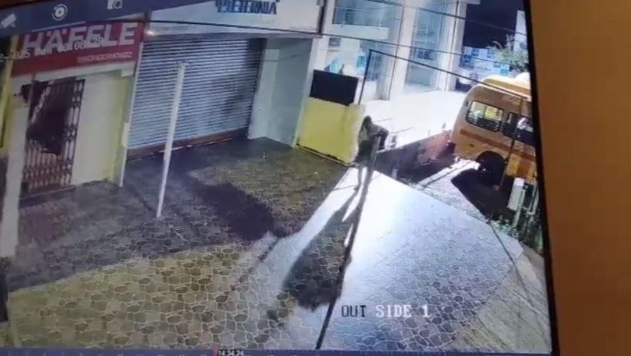 Ranchi Crime : अंधेरी रात में सेंधमारी, फोर्स मोटर्स शोरूम में शीशा तोड़कर इतने का सामान ले उड़े चोर... Ranchi Crime : पूरी घटना सीसीटीवी कैमरे में कैद