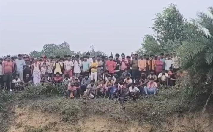 Koderma : मच गई सनसनी: कब्र खोदकर निकाला गया बच्चे का शव, अब जांच में जुटी पुलिस... Koderma : भारी संख्या में जुटी लोगों की भीड़