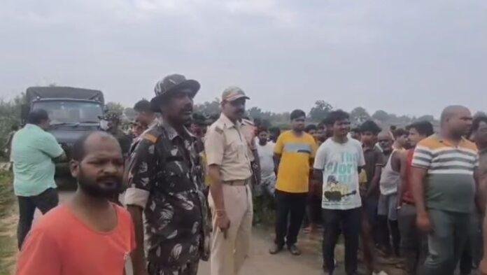 Koderma : मच गई सनसनी: कब्र खोदकर निकाला गया बच्चे का शव, ये है पूरा मामला...