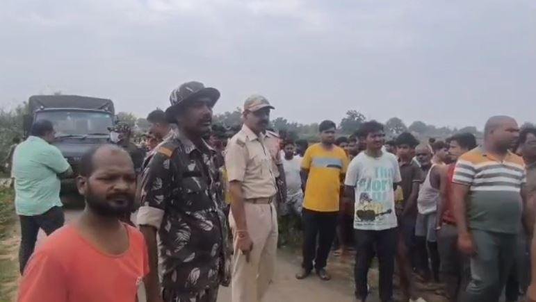 Koderma : मच गई सनसनी: कब्र खोदकर निकाला गया बच्चे का शव, ये है पूरा मामला...