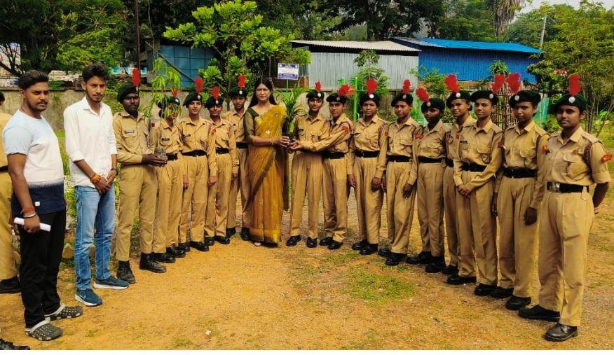 Giridih : विश्व पर्यावरण दिवस के अवसर पर एनसीसी कैडेटों ने निकाली जागरूकता रैली... Giridih : पौधरोपण के दौरान एनसीसी कैडेट