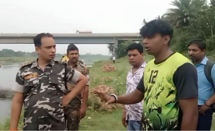 Dhanbad : दामोदर नदी में नहाने गए पांच छात्रों में दो की मौत, एक का शव बरामद, दूसरे की तलाश जारी... Dhanbad : मौके पर पहुंची पुलिस