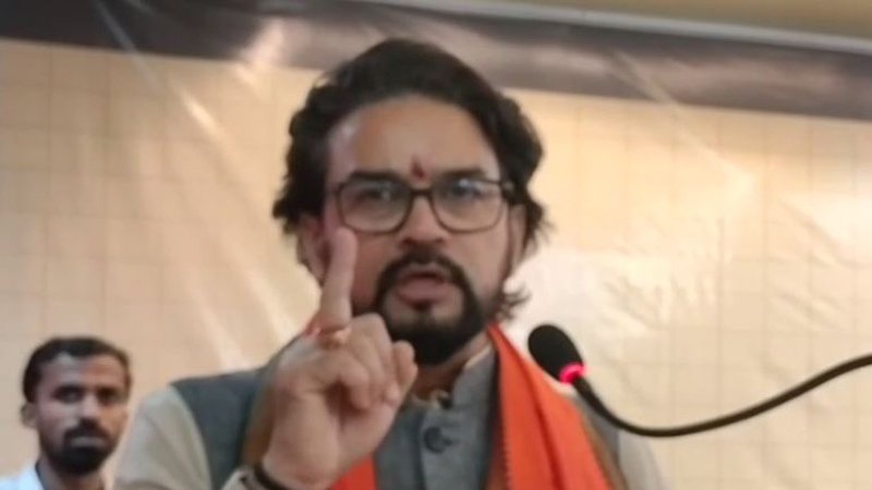 अनुराग ने कहा- इंदिरा तो संविधान को ताक पर रखती थी पर राहुल उसे पॉकेट...