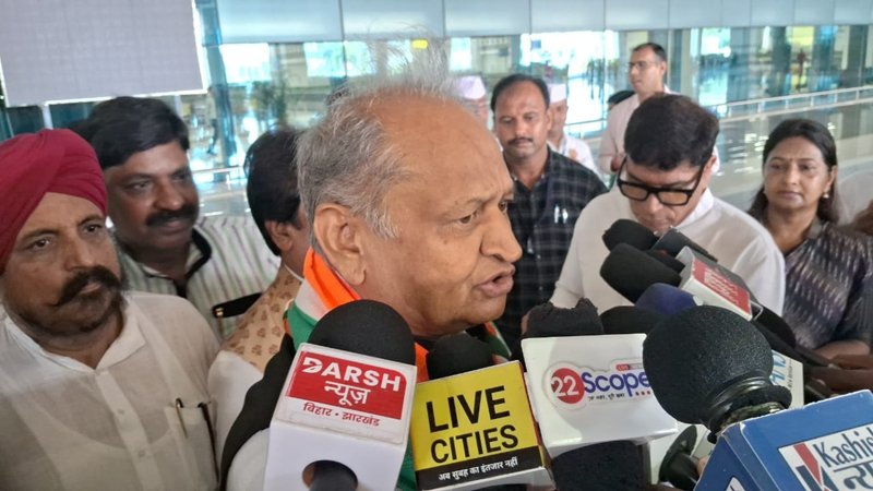 पटना पहुंचे अशोक गहलोत, एयरपोर्ट पर ही चुनाव आयोग को जमकर सुनाया