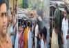 लौरिया अंचल प्रशासन के सामने एक पक्ष के घर में असामाजिक तत्वों ने लगाई आग