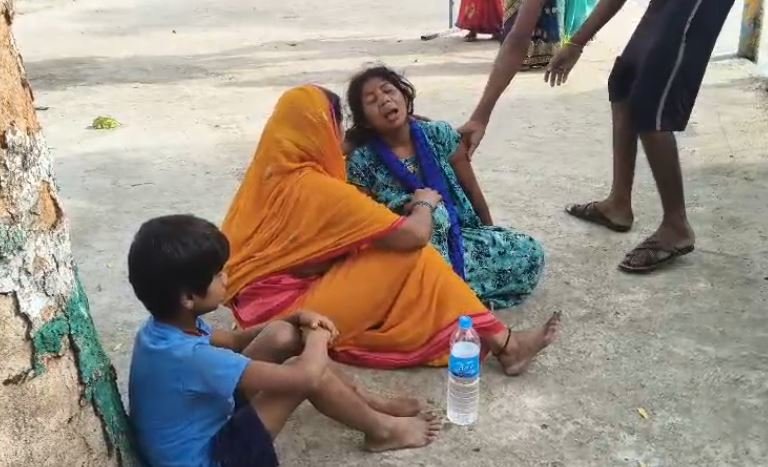 बच्ची की मौत के बाद अस्पताल में परिजन का हंगामा, लापरवाही का लगाया आरोप बच्ची की मौत के बाद अस्पताल में परिजन का हंगामा, लापरवाही का लगाया आरोप