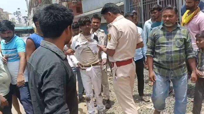 वृद्ध ने किया कमाल, दिनदहाड़े लूट की कोशिश नाकाम, हथियार के साथ अपराधी गिरफ्तार