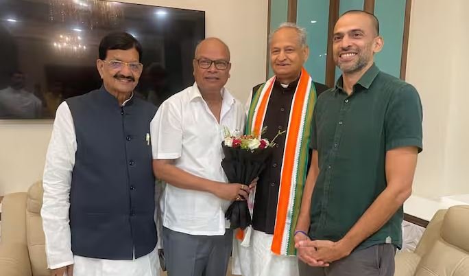 पटना पहुंचे अशोक गहलोत, एयरपोर्ट पर ही चुनाव आयोग को जमकर सुनाया