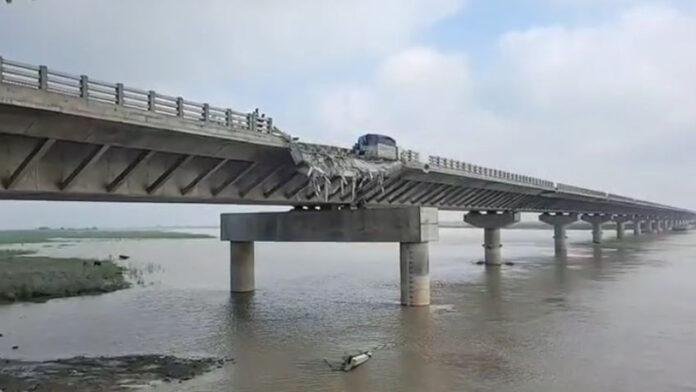 Bridge Damege कोसी नदी पर बन रहे बिहपुर-वीरपुर पुल पर बड़ा हादसा, सामग्री ले जा रहा स्लैब ट्रक से गिरा, रेलिंग टूटी