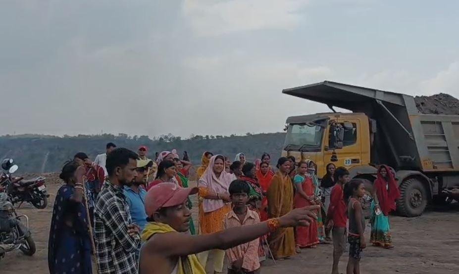 Ramgarh : प्रदूषण के खिलाफ ग्रामीणों का गुस्सा फूटा, CCL सिरका परियोजना में कर दिया... Ramgarh : नारेबाजी करते ग्रामीण