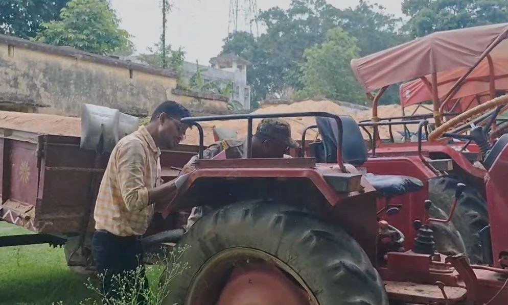 Jamtara Crime : मचा हड़कंप: अवैध बालू का काला कारोबार पर प्रशासन की बड़ी कार्रवाई, तीन ट्रैक्टर सहित... Jamtara Crime : वाहनों की जांच करती पुलिस
