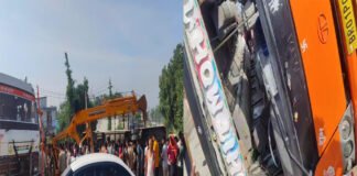 अनियंत्रित बस ओवरटेक करने के क्रम में पलटी, 20 यात्री घायल