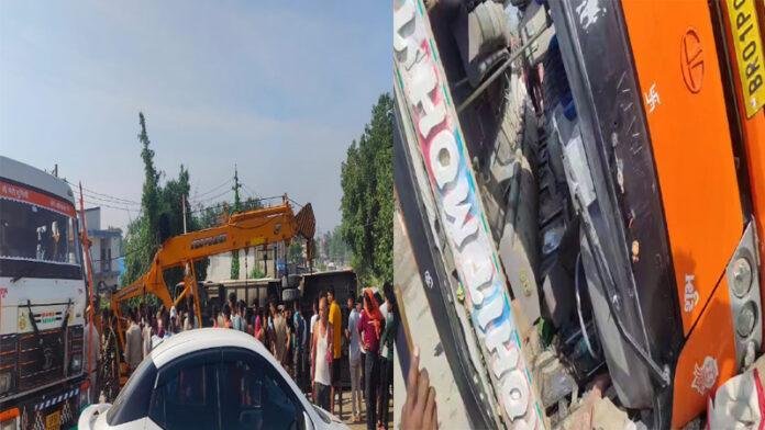अनियंत्रित बस ओवरटेक करने के क्रम में पलटी, 20 यात्री घायल