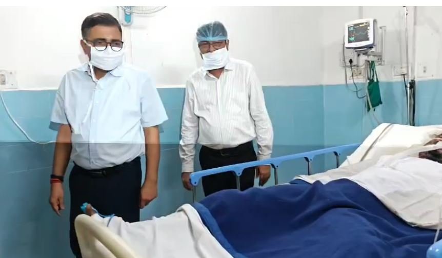 धमाके के बाद घायल मजदूरों से मिलने अस्पताल पहुंचे डीसी