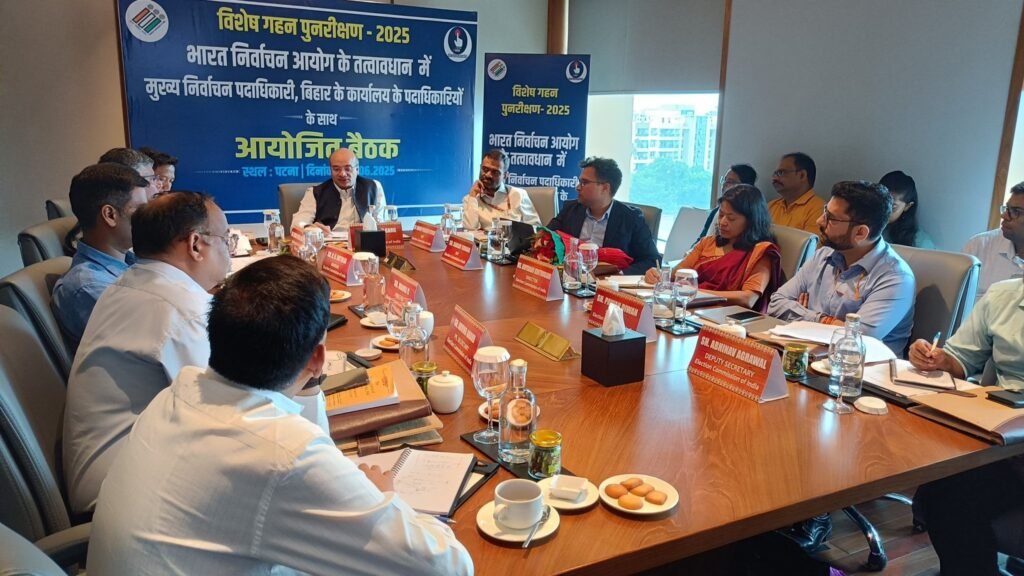 एक्शन में चुनाव आयोग, पटना पहुंची 9 सदस्यीय टीम