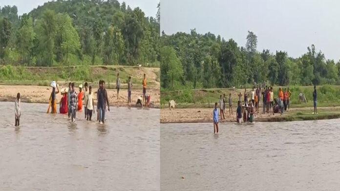 हेरहंज गांव में पुल नहीं होने से 4 दिनों से नदी के उफान में फंसे हैं लोग