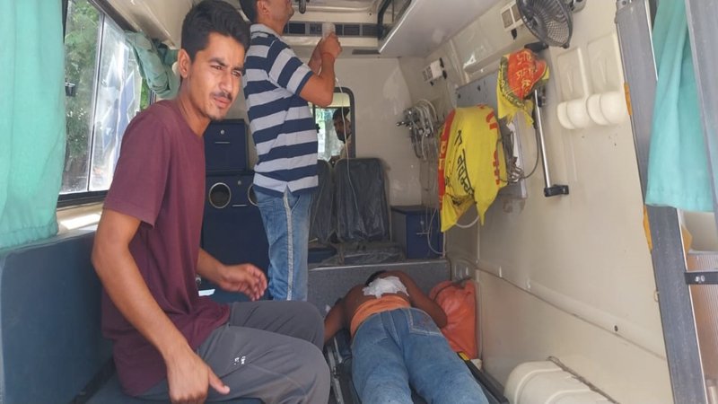 युवक के ऊपर चाकू से हमला, अस्पताल में भर्ती