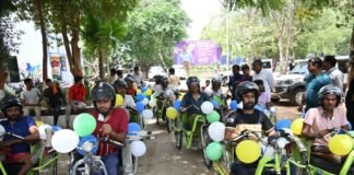 आत्मनिर्भरता की ओर बढ़ता कदम: अरवल में दिव्यांगजनों के बीच ट्राइसाइकिल वितरित
