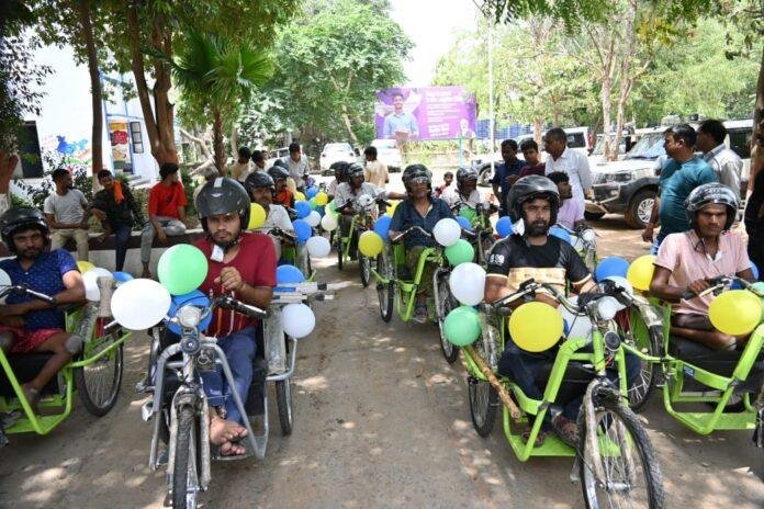 आत्मनिर्भरता की ओर बढ़ता कदम: अरवल में दिव्यांगजनों के बीच ट्राइसाइकिल वितरित आत्मनिर्भरता की ओर बढ़ता कदम: अरवल में दिव्यांगजनों के बीच ट्राइसाइकिल वितरित