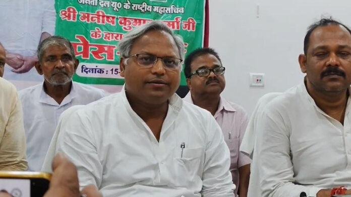 प्रशांत पर मनीष का तंज, कहा- सोशल मीडिया के कलाकार हैं, जनसरोकार से कोई लेना-देना नहीं