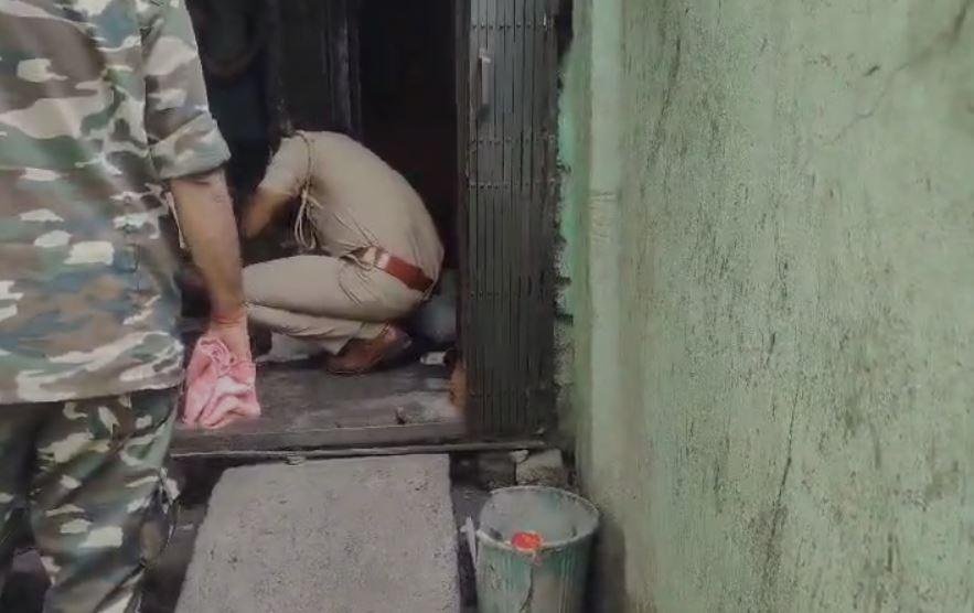 Dhanbad Suicide : जांच करती पुलिस