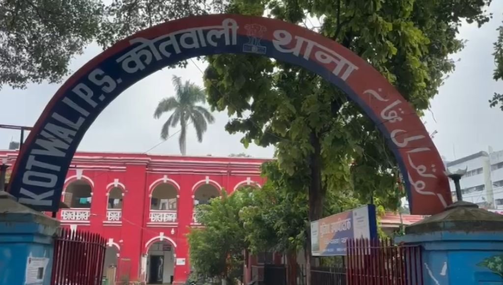 इन्स्टाग्राम से हुई दोस्ती और दोनों ने..., युवक के दोस्तों ने युवती को बुलाया होटल फिर...
