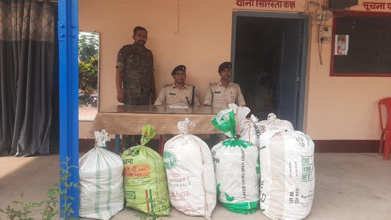 मधेपुरा और नौबतपुर से गांजा बरामद, कारोबारी गिरफ्तार, तस्कर फरार