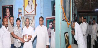 मनीष वर्मा ने फणीश्वरनाथ रेणु के परिजनों से की मुलाकात, उनकी कुटिया में बिताए पल