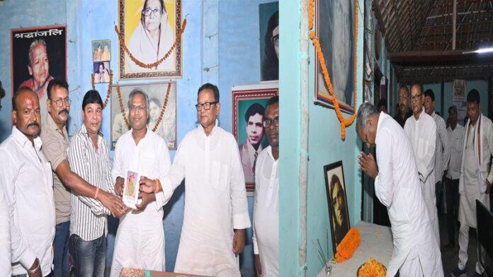 मनीष वर्मा ने फणीश्वरनाथ रेणु के परिजनों से की मुलाकात, उनकी कुटिया में बिताए पल