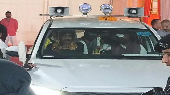 मंत्री अशोक ने खुद संभाली स्टेयरिंग, MLA-DM को बैठाकर सभा स्थल से हुए रवाना