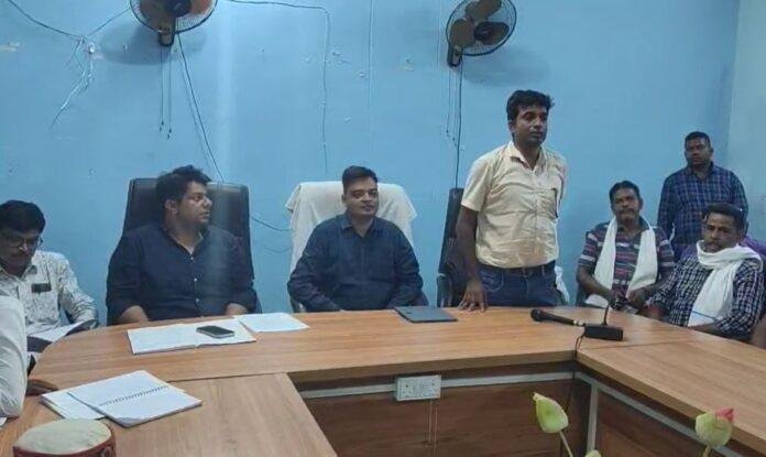 Deoghar: सारठ प्रखंड में एडवांस राशन वितरण को लेकर बैठक, पीडीएस दुकानदारों को चेतावनी