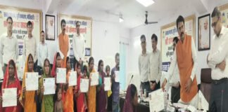 बेतिया राज की जमीन की खरीद बिक्री में मिली गड़बड़ी तो पहुंच गए मंत्री, की बैठक