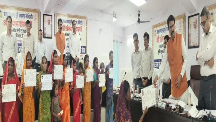 Minister Sanjay Sharagi बेतिया राज की जमीन की खरीद बिक्री में मिली गड़बड़ी तो पहुंच गए मंत्री, की बैठक