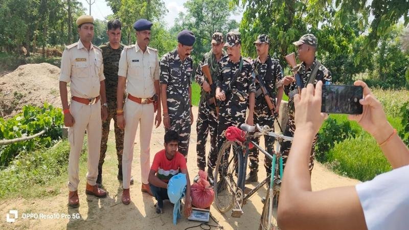 शरीर में गांजा बांधकर चला रहा था साइकिल, गिरफ्तार