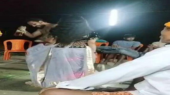 थाने से महज कुछ ही दूरी पर बार-बालाओं के साथ शराब पार्टी