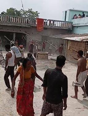 राह चलती लड़की के साथ बीच सड़क पर युवक ने की रेप, लोगों ने पकड़कर जमकर की धुनाई 3 22Scope News Motihari Marpeet 1 1 22Scope News
