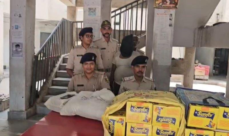 मधेपुरा और नौबतपुर से गांजा बरामद, कारोबारी गिरफ्तार, तस्कर फरार